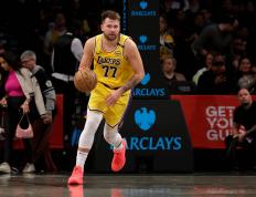 球速-东契奇回归赛场，绝杀首场状态亮眼，FPX观众沸腾！的简单介绍